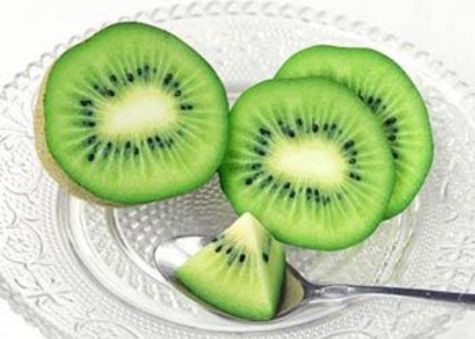 4. Kiwi là loại quả rất giàu vitamin C, kích thích sản xuất collagen giữ cho da bạn thật mềm dẻo và khả năng đàn hồi cao. Xem thêm: Phụ nữ nên ăn những thực phẩm nào tốt cho sức khỏe?